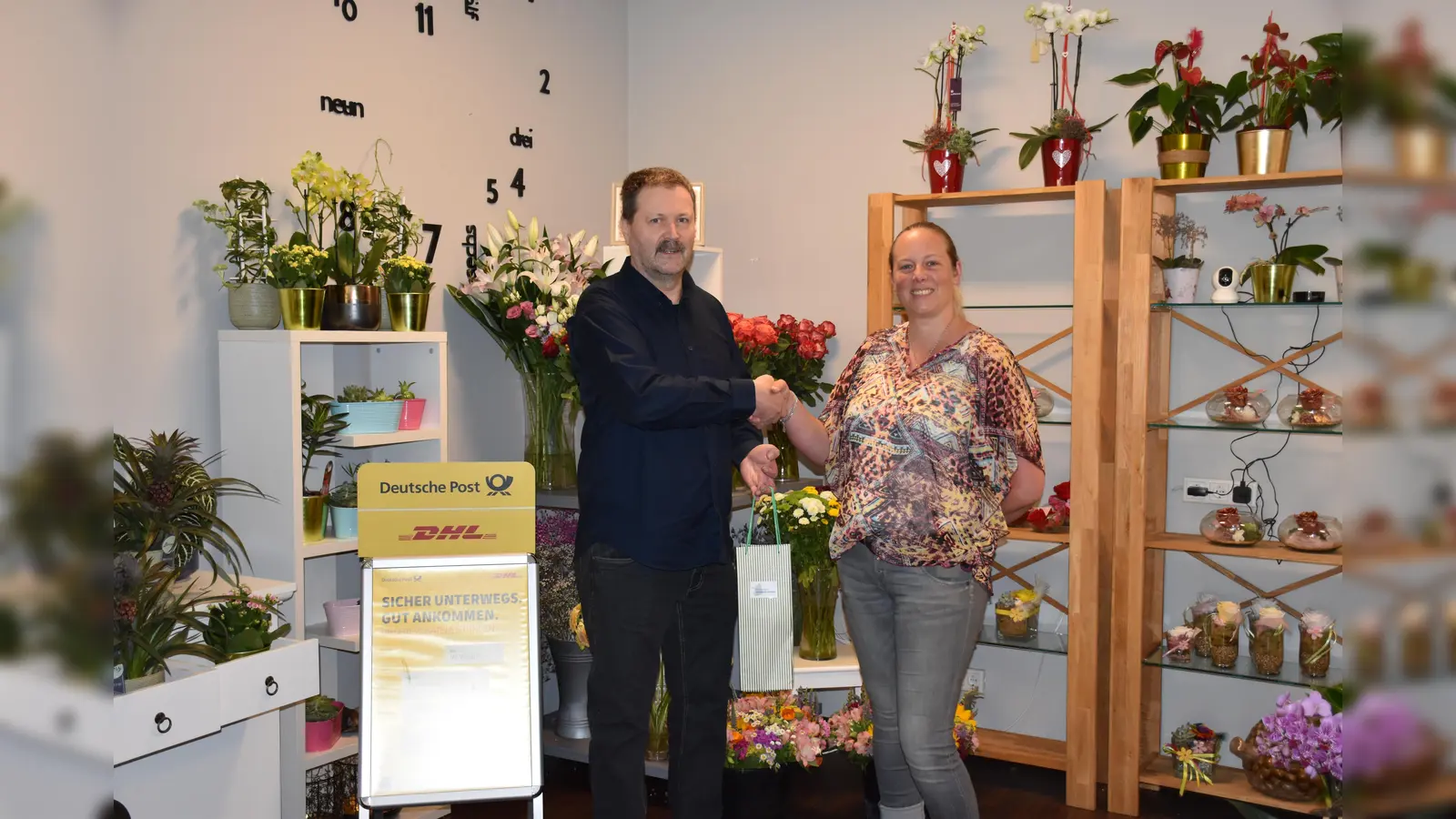 Im Namen der Vorstandschaft des Erdweger Gewerbevereins gratuliert 1. Vorstand Franz Lesti (li) Inhaberin Verena Kunstmann (re) herzlich zur neuen Herausforderung. (Foto: Carolin Ölsner)