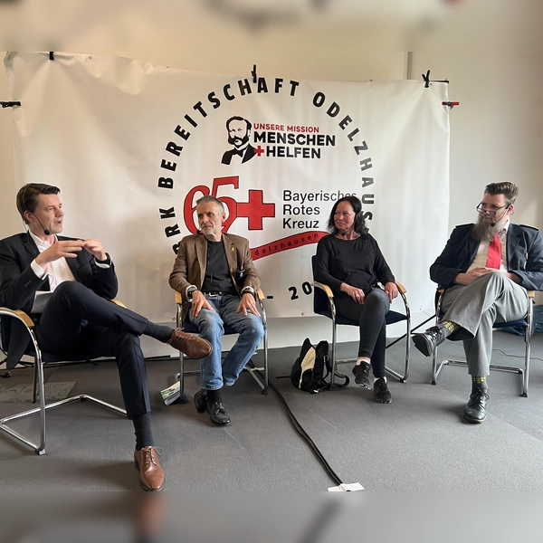 Markus Steinmetz vom Bayerisches Landeskriminalamt, Notarzt Michael Hinz, Katja Faig, Gemeindliche Jugendarbeit, mit Moderator Björn Moldenhauer (von links). (Foto: BRK)
