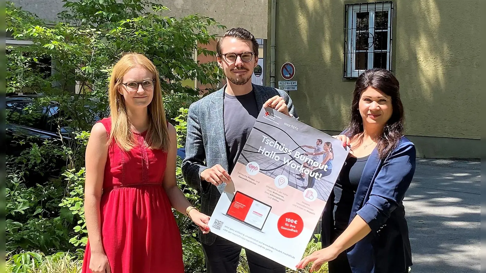 BRK-Kreisgeschäftsführer Dennis Behrendt, Celine Bofinger (li) und Diana Tielman werben für das BGM. (Foto: BRK Dachau)