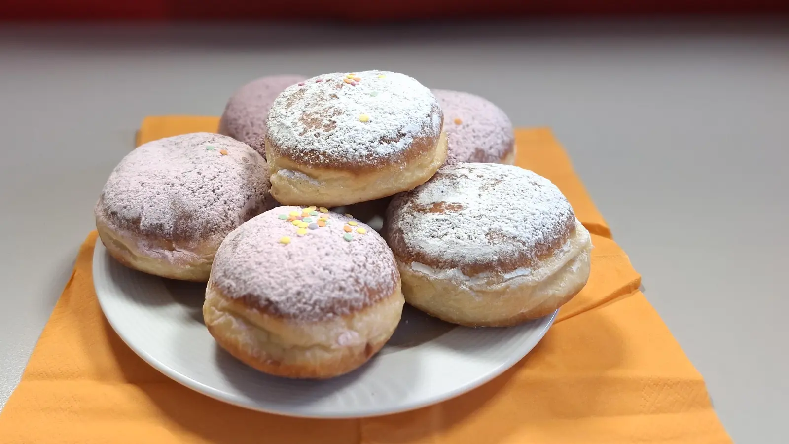Schmeckt nicht nur zur Faschingszeit: Der Krapfen! (Foto: chö)