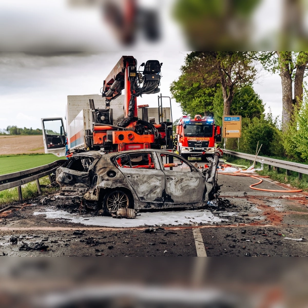 Der BMW 1er geriet nach dem Crash in Brand, für den Fahrer kam jede Hilfe zu spät. (Foto: KBI Dachau)