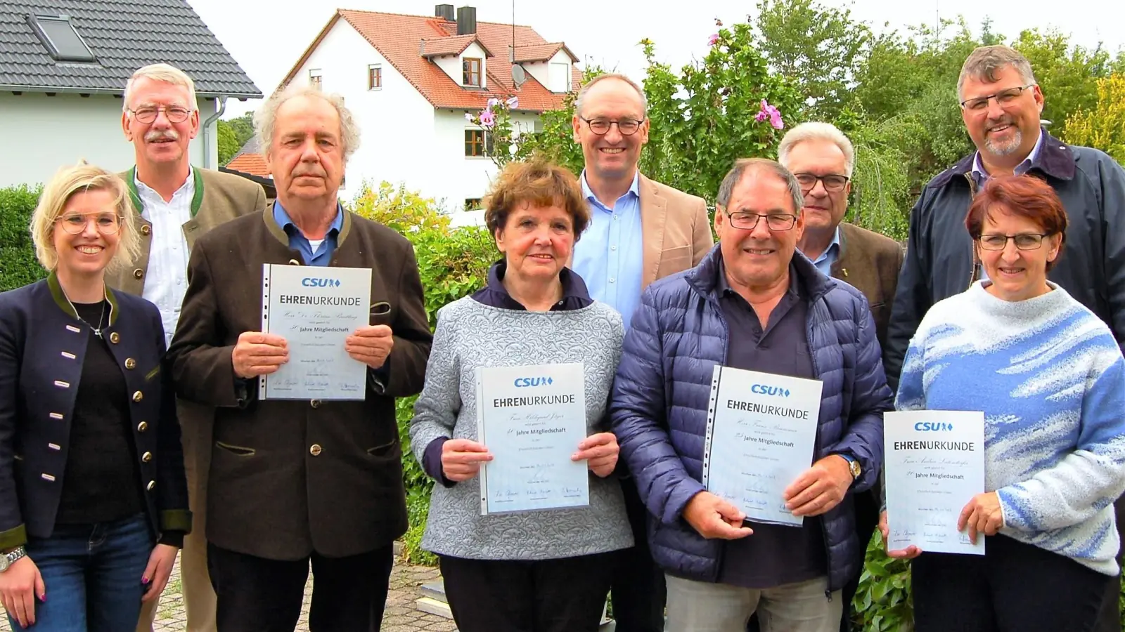 Ehrung beim CSU-Sommerfest mit (von li) Julia Grote, Burkhard Haneke, Dr. Florian Breitling, Hilde Jäger, Bernhard Seidenath, Franz Brummer, Dieter Kugler, Stefan Löwl und Andrea Leitenstorfer. (Foto: CSU Röhrmoos)