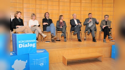 Das Podium im Bürgerdialog zum Thema Migration und Integration mit Landrat Stefan Löwl (2. von re). (Foto: LA Dachau / Melitta Fischer)