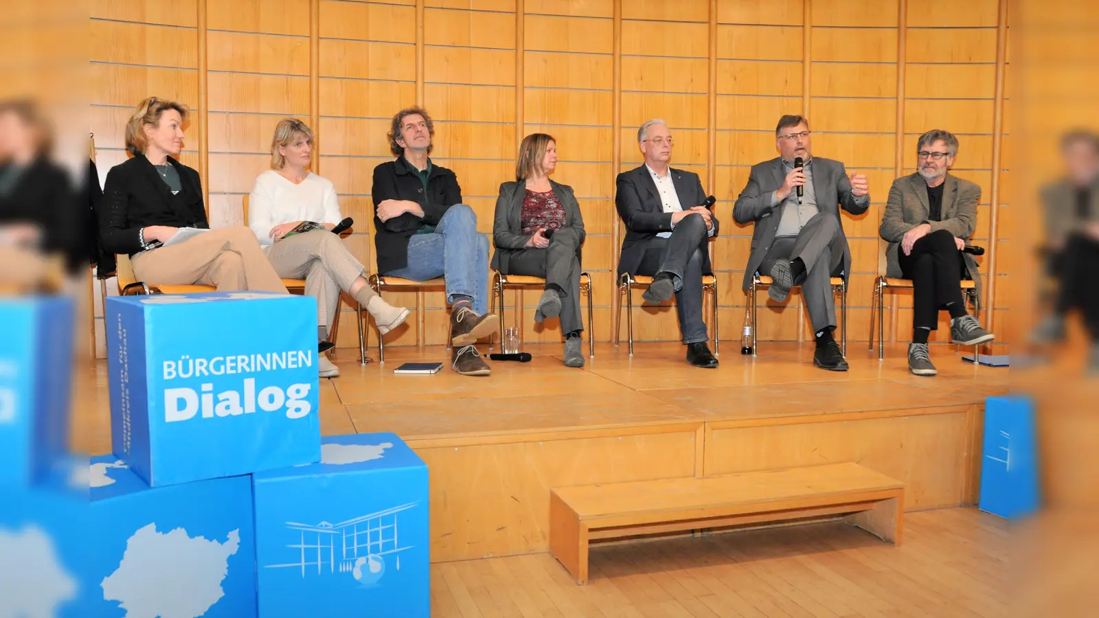 Das Podium im Bürgerdialog zum Thema Migration und Integration mit Landrat Stefan Löwl (2. von re). (Foto: LA Dachau / Melitta Fischer)