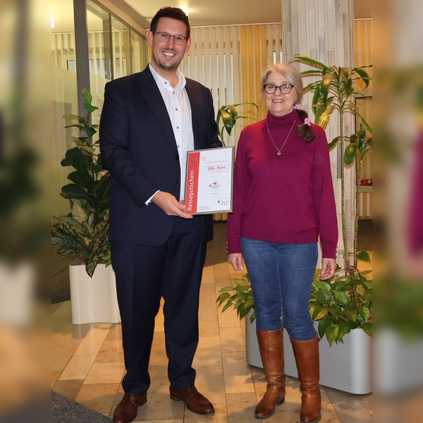 Sebastian Fruhner überreicht den Gutschein an Maria Renner. (Foto: Sparkasse)