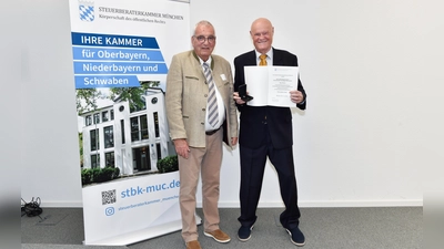 Der Kammerpräsident Prof. Dr. Hartmut Schwab (l.) ehrt Egon Reichl. (Foto: redUli  Mayer (Studio Mayer)/ Steuerberaterkammer München)