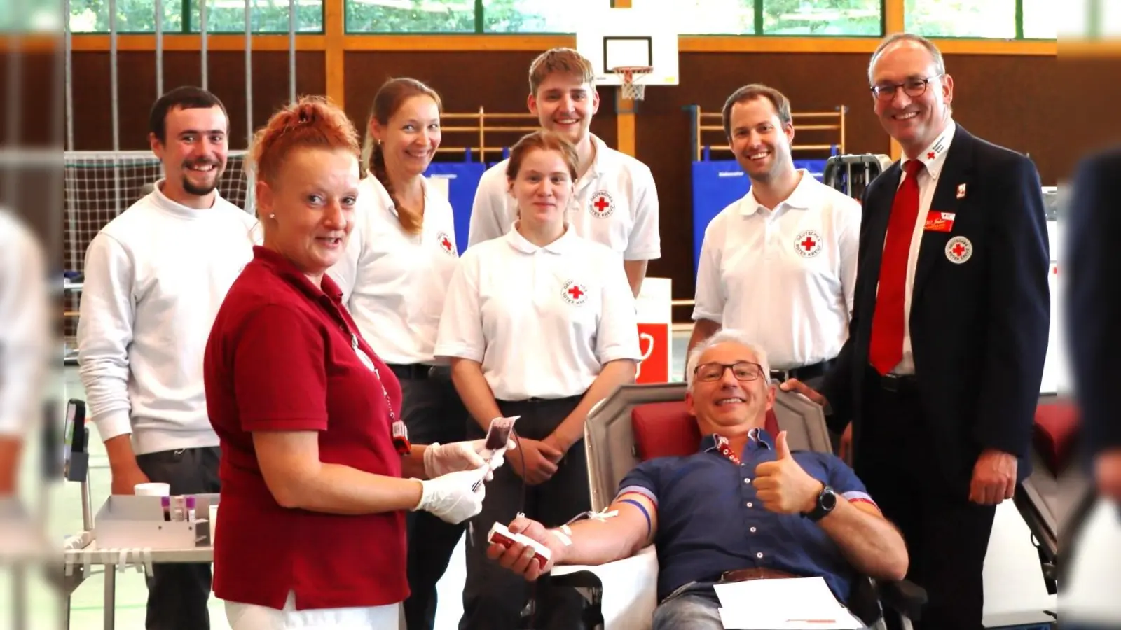 Benedikt Jung (2. von re) mit seinem Team, Bernhard Seidenath (re) und Spender Ulrich Dachs (auf der Liege). (Foto: BRK Dachau)