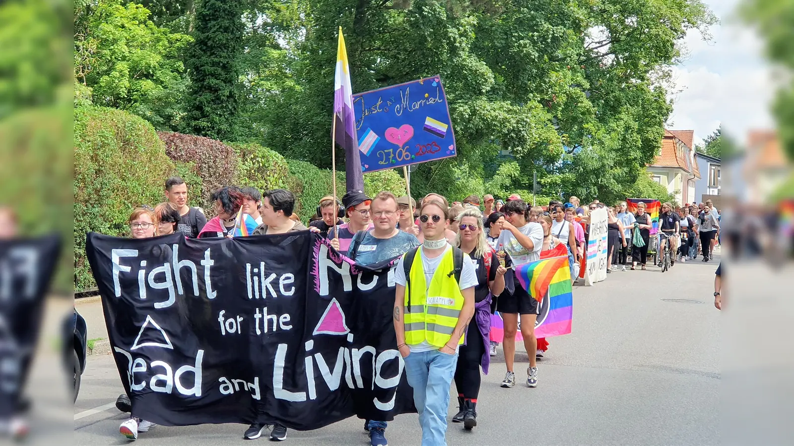 Mit dem schwarzen Banner führt das Organisationsteam den CSD in Dachau an. (Foto: JJ)