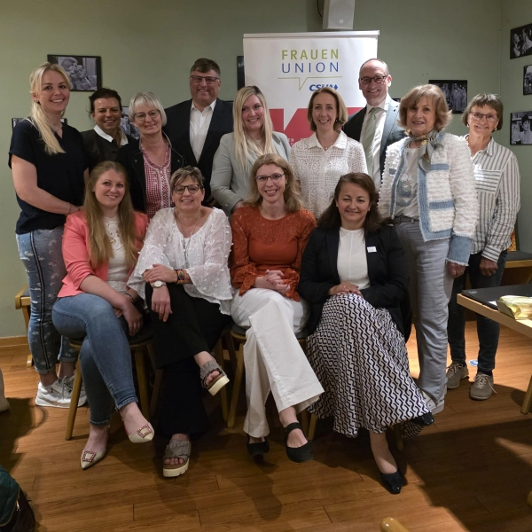 CSU-Kreisvorsitzender Bernhard Seidenath (h. 3. v. r.), MdL, Bezirksrätin Stephanie Burgmair (h. 4. v. r.) und Landrat Stefan Löwl (h. 4. v. l.) gratulieren dem frisch gewählten Kreisverband der Frauenunion.  (Foto: FU Dachau)