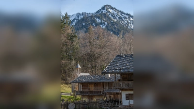 Das Freilichtmuseum ist eingebettet in die Schlierseer Bergwelt.  (Foto: Markus Wasmeier)