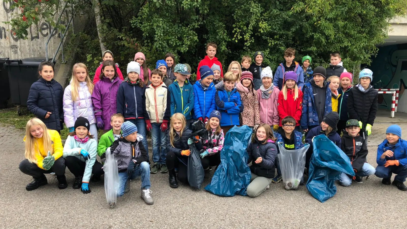 Klasse 4a und 4b der Grundschule Vierkirchen bei der Müll-Sammelaktion. (Foto: R. Zimmermann)