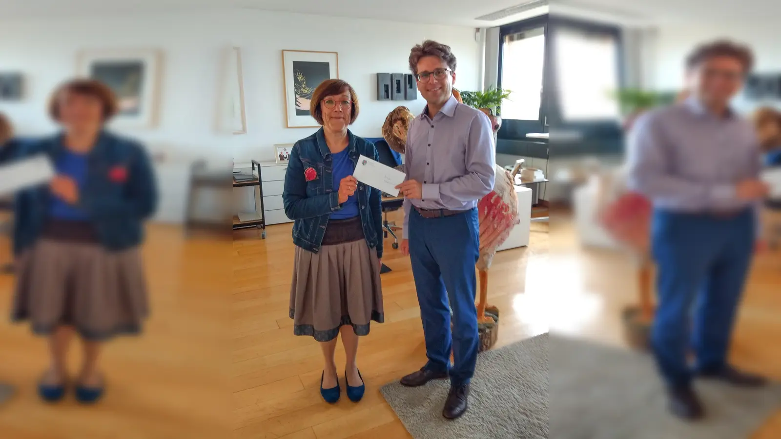 OB Florian Hartmann (re) gratulierte Brigitte Fiedler, der 1. Vorsitzenden des Dachauer Gästeführer e.V., mit einem finanziellen Zuschuss und würdigte damit das Engagement des rührigen Vereins. (Foto: Dachauer Gästeführer e. V.)