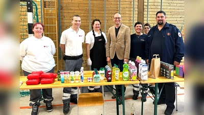 Das Team vor Ort mit (von li) Jennifer Jäger, Merrick Biniossek, Sabrina Milan, Bernhard Seidenath, Andrea van Bracht, Susi Peschel und Thomas Bauer. (Foto: BRK Dachau)