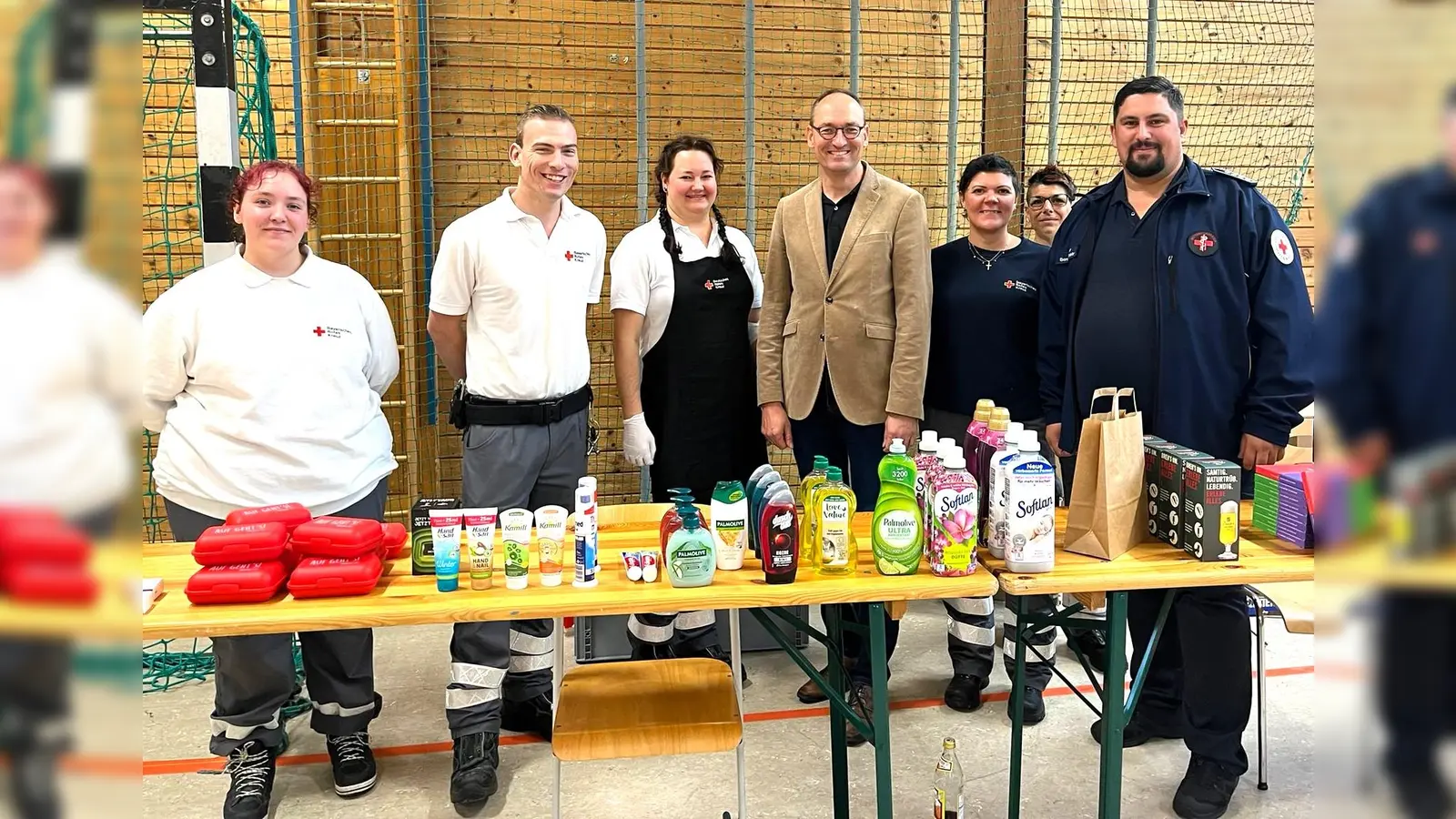 Das Team vor Ort mit (von li) Jennifer Jäger, Merrick Biniossek, Sabrina Milan, Bernhard Seidenath, Andrea van Bracht, Susi Peschel und Thomas Bauer. (Foto: BRK Dachau)