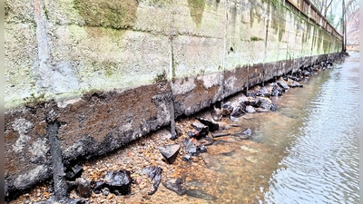 Wegen dieser Schäden muss der Mühlbachweg gesperrt bleiben. (Foto: Stadtwerke Dachau)