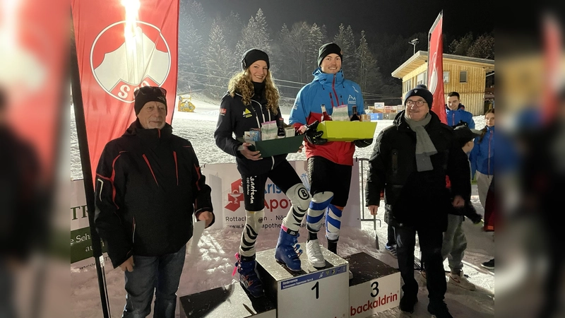 Goldener Ski der Stadt Dachau (von links nach rechts): Manfred Reiter, 1. Vorsitzender des SC-Dachau, Clara Baltes, Philip Schmied und Günter Dietz, Sportreferent der Stadt Dachau. (Foto: Ski-Club Dachau e.V.)