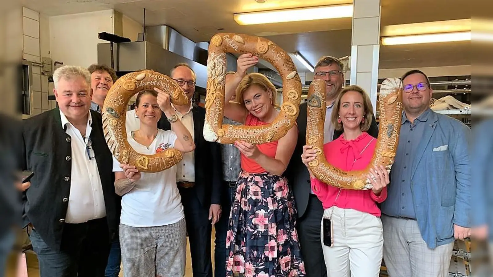 Julia Klöckner (Mitte) bei ihrem Besuch in Dachau. (Foto: CSU)