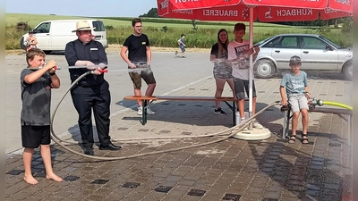 An der Spritzwand konnte man seine Treffsicherheit mit dem Feuerwehrschlauch testen. (Foto: FW Tandern)