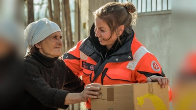 Die Pakete, die die Johanniter Weihnachtstrucker ausfahren, sorgen bei den Empfängern für große Freude. (Foto: Marion Martin Johanniter)