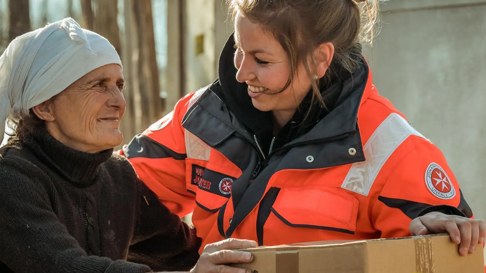 Die Pakete, die die Johanniter Weihnachtstrucker ausfahren, sorgen bei den Empfängern für große Freude. (Foto: Marion Martin Johanniter)
