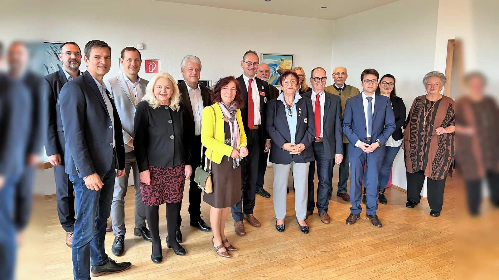 Edda Drittenpreis (vorne 4. von re) im Kreis der Ehrengäste, Unterstützer und Sponsoren. (Foto: BRK)