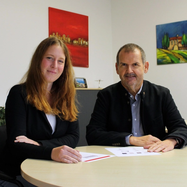 Madlen Völkel, die neue Leiterin der Berufsberatung, und Nikolaus Windisch, Chef der Agentur für Arbeit Freising/Dachau. (Foto: Agentur für Arbeit Freising)
