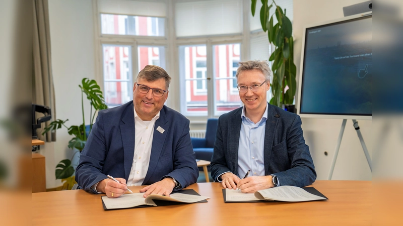 Dachaus Landrat Stefan Löwl und Münchens Mobilitätsreferent Georg Dunkel unterzeichnen die Vereinbarung für die Untersuchung einer Tram zwischen München und Dachau.  (Foto: LHM/MOR, DobnerAngermann)