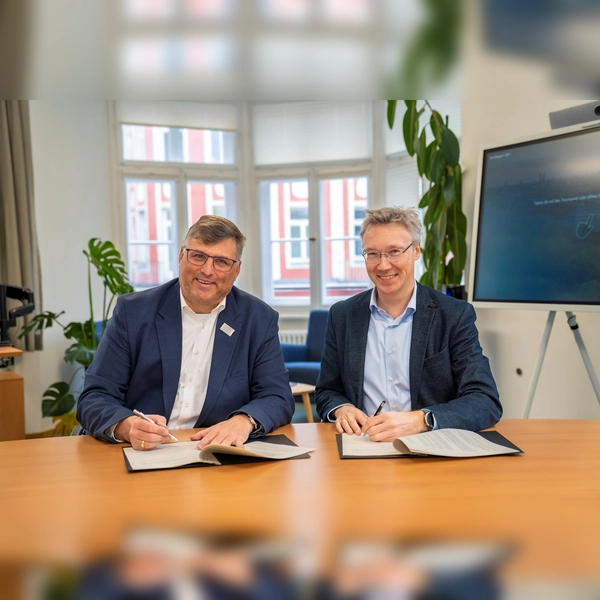 Dachaus Landrat Stefan Löwl und Münchens Mobilitätsreferent Georg Dunkel unterzeichnen die Vereinbarung für die Untersuchung einer Tram zwischen München und Dachau.  (Foto: LHM/MOR, DobnerAngermann)