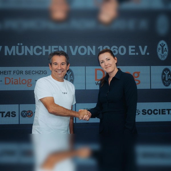 Gemeinsame Sache: Tamara Pagel, Vorstandsvorsitzende der Dialog Versicherungen, und Gernot Mang, Präsident TSV München von 1860 e.V. (Foto: TSV München von 1860 Spielbetriebs-GmbH)