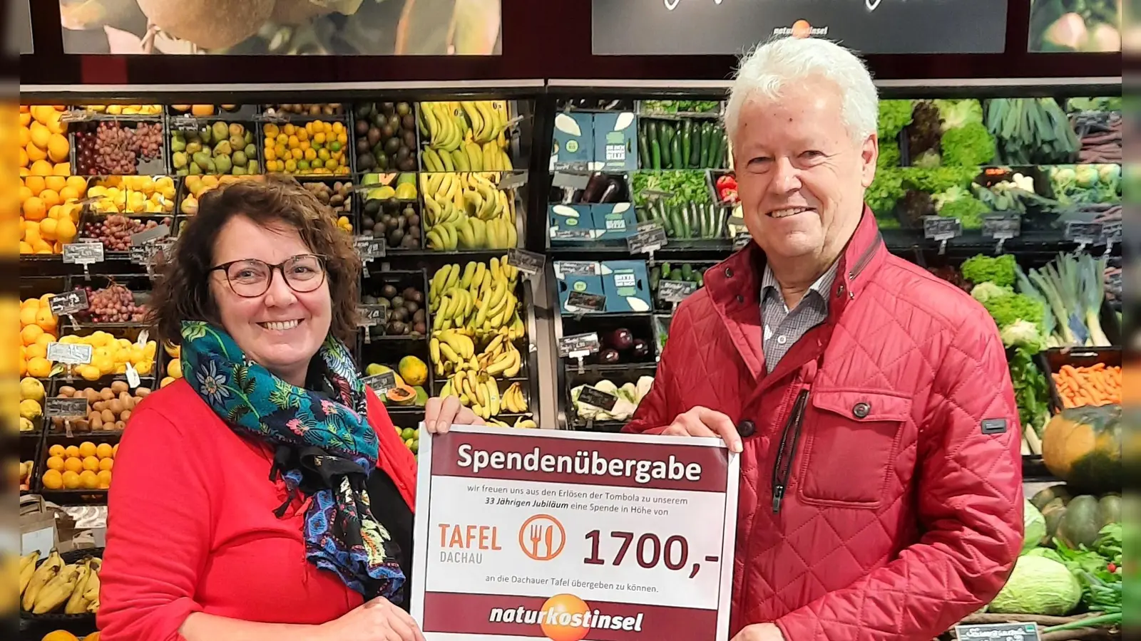 Maria Scheiblhuber übergibt Albert Solleder die Spende für die Tafel. (Foto: naturkostinsel)