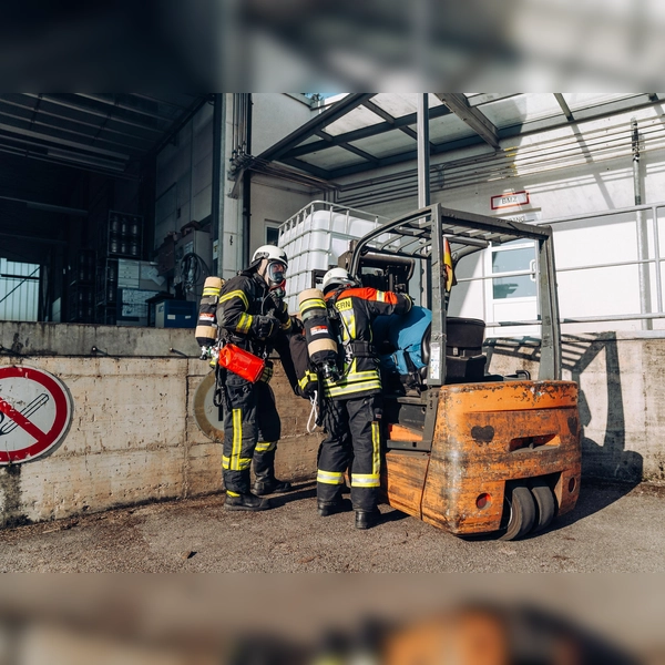 Bei der Übung wurden mögliche Verletzte aus der Gefahrenzone gerettet. (Foto: Kreisbrandinspektion Dachau)