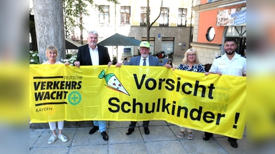 Die leuchtenden Banner der Kreisverkehrswacht sollen im Stadtbild für Aufmerksamkeit sorgen. (von li) Ilona Seyfried, Stefan Januschkowetz, Adrian Wiedenmann, Elke Zeyer und Christian Olschowsky. (Foto: Andreas Peter Förster)
