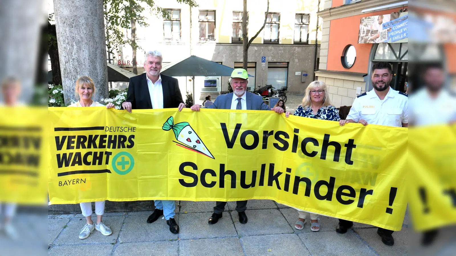 Die leuchtenden Banner der Kreisverkehrswacht sollen im Stadtbild für Aufmerksamkeit sorgen. (von li) Ilona Seyfried, Stefan Januschkowetz, Adrian Wiedenmann, Elke Zeyer und Christian Olschowsky. (Foto: Andreas Peter Förster)