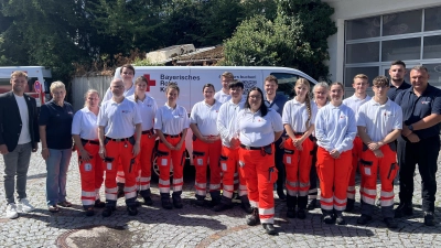 Die neu ausgebildeten Sanitäterinnen und Sanitäter mit Michael Schäfer und Angelika Gumowski (l.) sowie Ausbilder Michael Karlstetter (r.). (Foto: BRK Dachau)