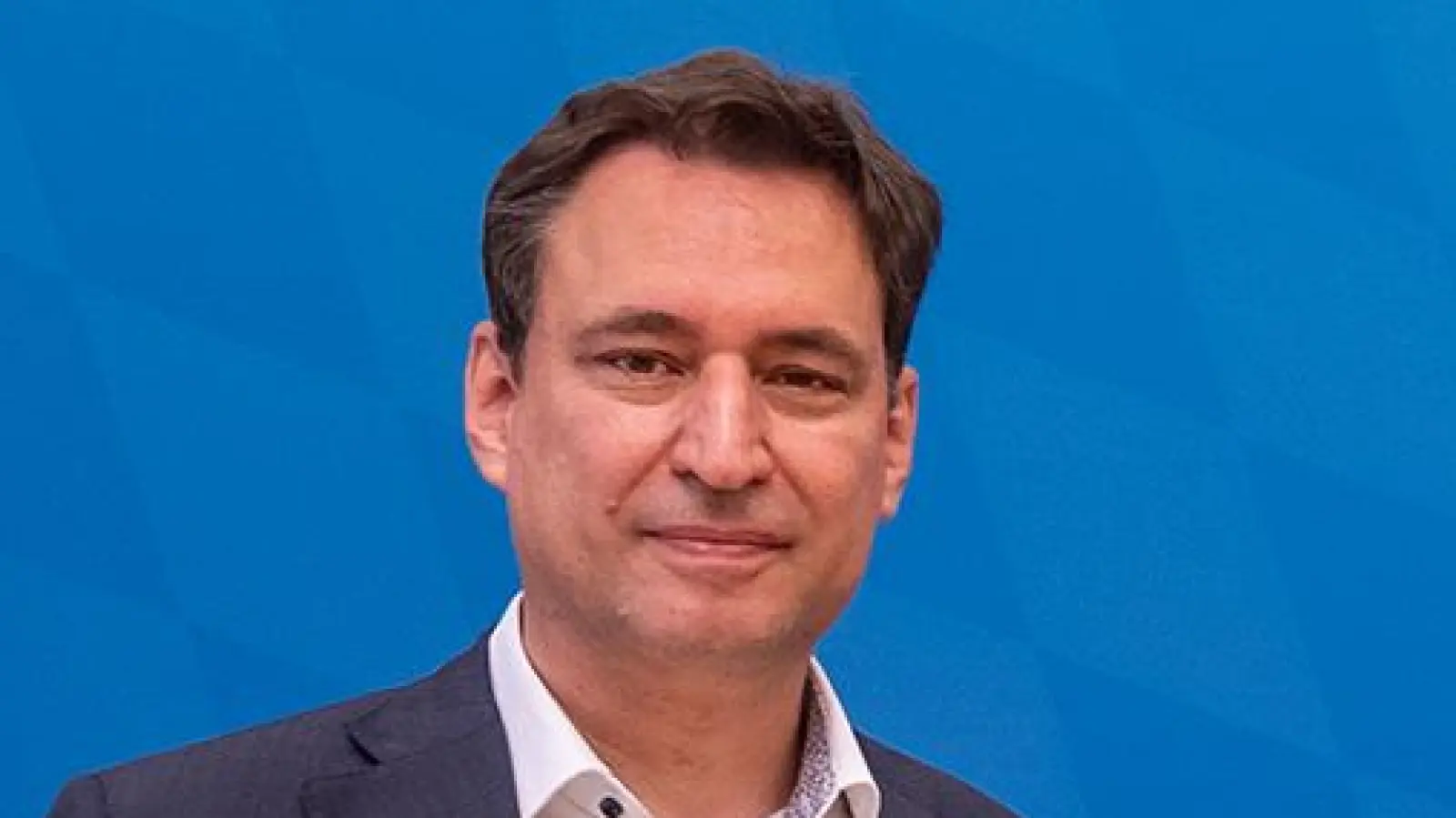 Innenminister Joachim Herrmann (Mitte und Justizminister Georg Eisenreich (links)stellten ein bayernweites Lagebild zur Hasskriminalität 2022 vor. (Foto: Bayerisches Innenministerium )