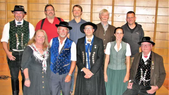 Der Vorstand der Ampertaler mit dem neu gewählten Vorstand Markus Erhorn (vorne Mitte), (Foto: Ampertaler Dachau)