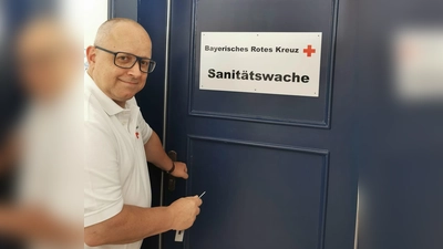 Dieter Ebermann bereitet schon alles vor für die Volksfestwache. (Foto: BRK Dachau)