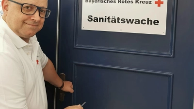 Dieter Ebermann bereitet schon alles vor für die Volksfestwache. (Foto: BRK Dachau)