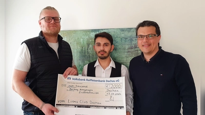 Spendenübergabe mit (von li) Lions Präsident Gunther Rauch, Berkay Kengeroglu und Lions Mitglied Florian Schiller. (Foto: Lions Club Dachau)