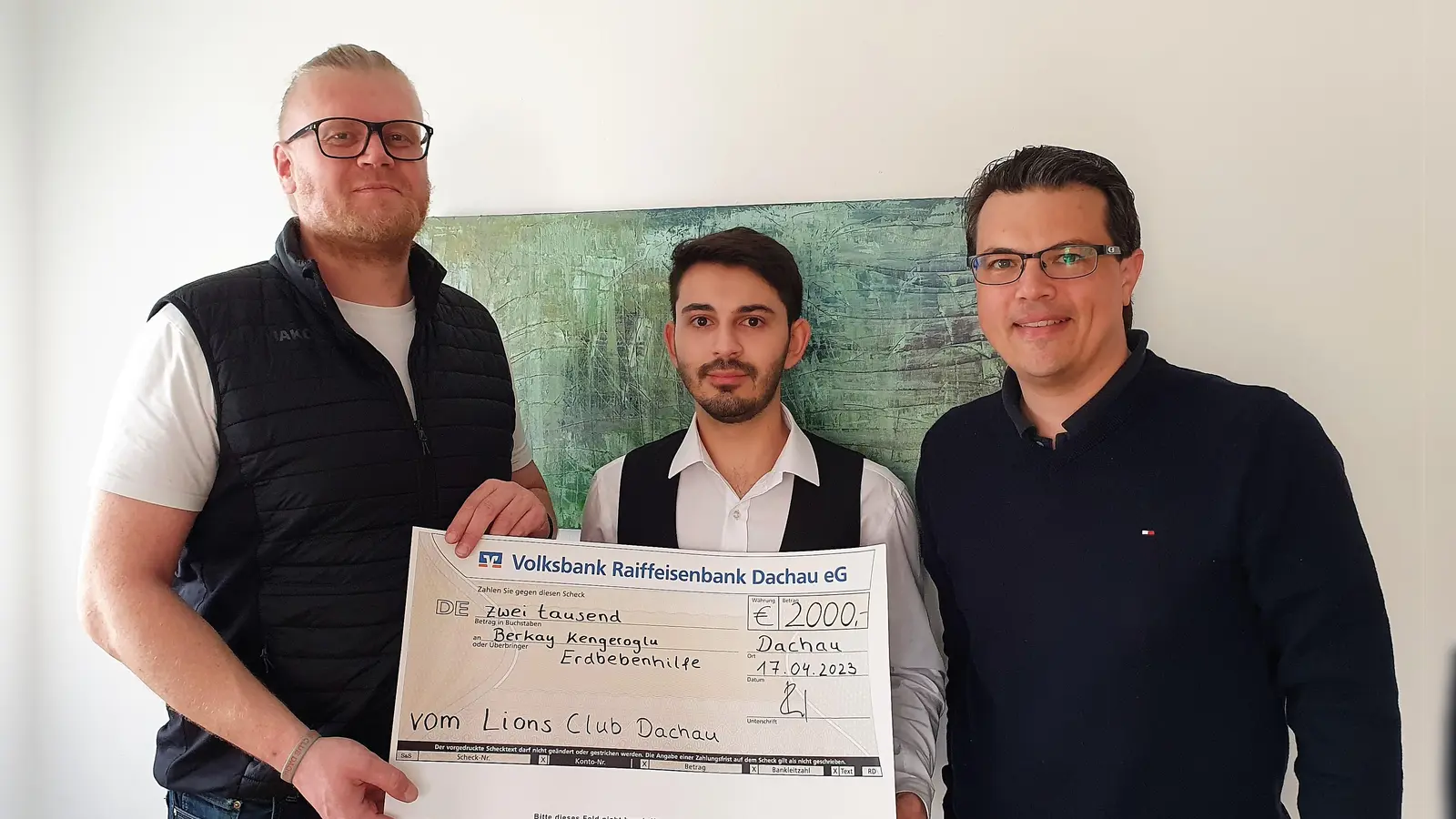 Spendenübergabe mit (von li) Lions Präsident Gunther Rauch, Berkay Kengeroglu und Lions Mitglied Florian Schiller. (Foto: Lions Club Dachau)