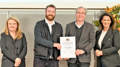 Auszeichnung für die Grund-, Mittel- und Realschule Odelzhausen mit (von li) Prof. Lydia Haack (Juryvorsitzende), Simon Schankula und Prof. Arthur Schankula (beide SCHANKULA Architekten) sowie Staatsministerin Michaela Kaniber. (Foto: Bayerisches Staatsministerium)