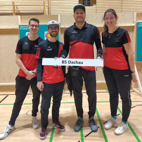 Die 1. Dachauer Bogeschützen mit Anton Hantschmann, Sebastian Friedrich, Philipp Weiß, Lena Wenzel starteten stark in die neue Saison. (Foto: TSV Dachau 1865)