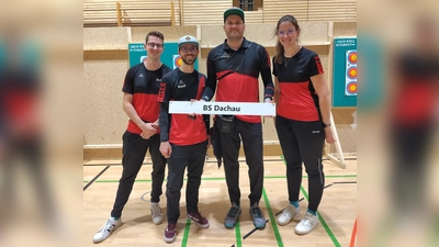 Die 1. Dachauer Bogeschützen mit Anton Hantschmann, Sebastian Friedrich, Philipp Weiß, Lena Wenzel starteten stark in die neue Saison. (Foto: TSV Dachau 1865)