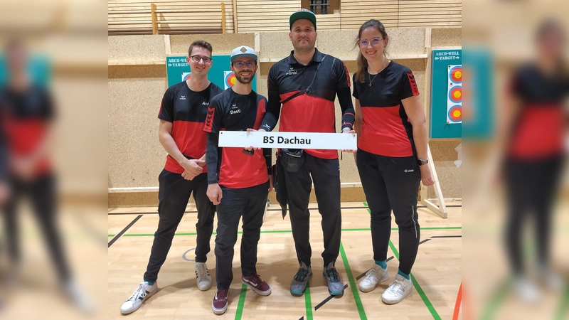 Die 1. Dachauer Bogeschützen mit Anton Hantschmann, Sebastian Friedrich, Philipp Weiß, Lena Wenzel starteten stark in die neue Saison. (Foto: TSV Dachau 1865)