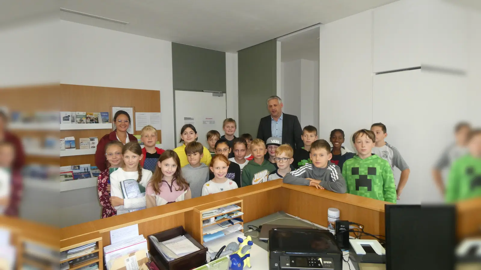 Die Klasse 4b mit Lehrerin Sabrina Bartels und 1. Bürgermeister Christian Blatt im Bürgerbüro. (Foto: Gemeinde Erdweg)