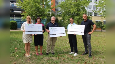 Symbolische Scheckübergabe: Klinikgeschäftsführer Marc Bernstädt (re) mit den Gewinnern Nicole Zimmer und Reinhard Weber. Die Jurymitglieder Katharina Stark (li) und Manuela Tratter (2. von li.) freuen sich mit. (Foto: © Helios)