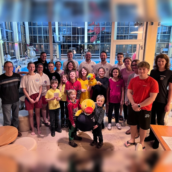 Kinder aus der Organisation „Kunterbunte Inklusion” erlernten das Schwimmen. (Foto: Chaoscityriders)