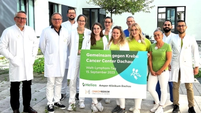 Prof. Dr med Axel Kleespies (CA Chirurgie, Leiter Cancer Center) und Prof. (SHB) Dr. med. Dirk Hempel (CA Onkologie, stellv. Leiter Cancer Center, Leiter Hämatologisches Zentrum) mit ihrem Team am Helios Amper-Klinikum (von li). (Foto: Helios)