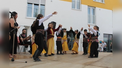 Buntes, internationales Treiben auf dem KOSMOS Kulturfestival in Karlsfeld. (Foto: Gemeinde Karlsfeld)