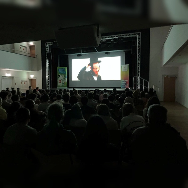 160 Schülerinnen und Schüler schauten im zum „Kinosaal” umfunktionierten Stockmann-Saal des Thoma-Hauses den Film. (Foto: Runder Tisch gegen Rassismus Dachau e.V.)